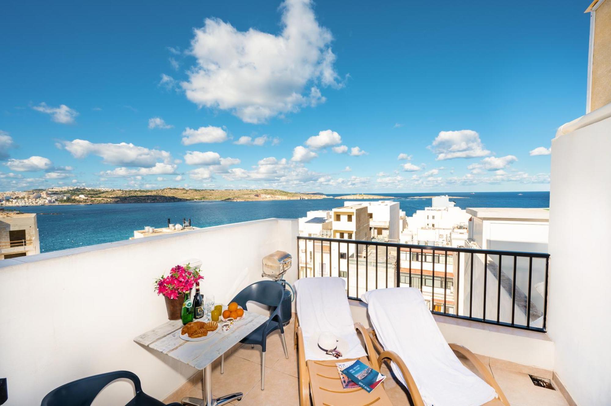 Appartamento Penthouse With Seaview Terrace St. Paul's Bay Esterno foto